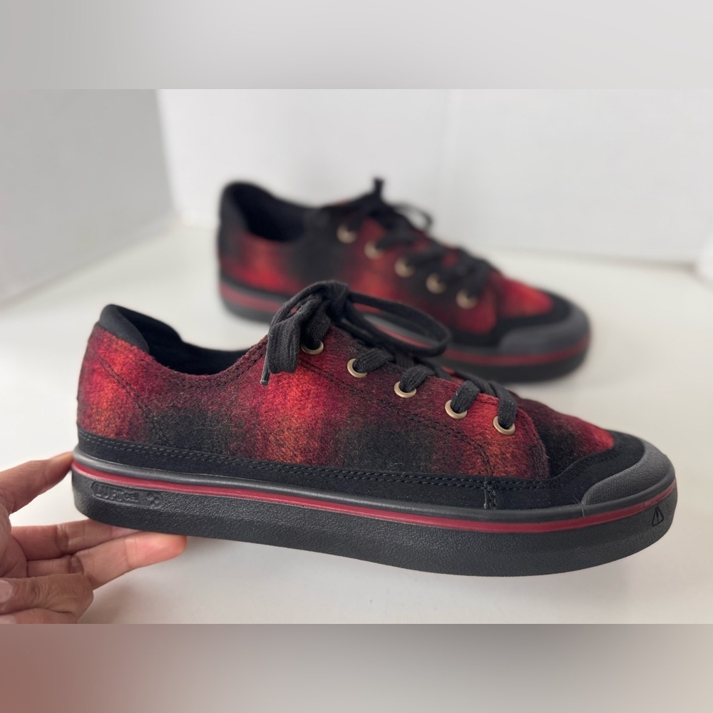 Keen Elsa IV Red Black Buffalo Plaid Flannel Wool Canvas Sneakers Womens Size 10
